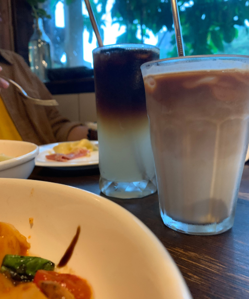瑞芳美食推薦：檸檬咖啡-左、拿鐵-右（圖／酒妮背包攝）