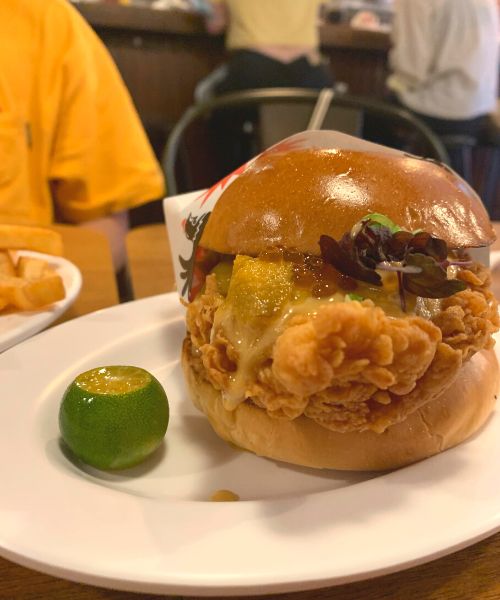 台北信義區美食推薦：Burger Out-海膽炸雞漢堡。（圖／酒妮背包攝）