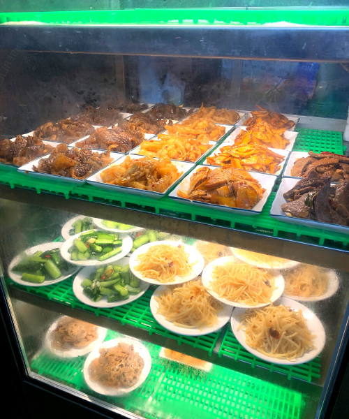 台北中山站美食推薦：小菜每盤40元、中菜每盤55元。（圖／酒妮背包攝）
