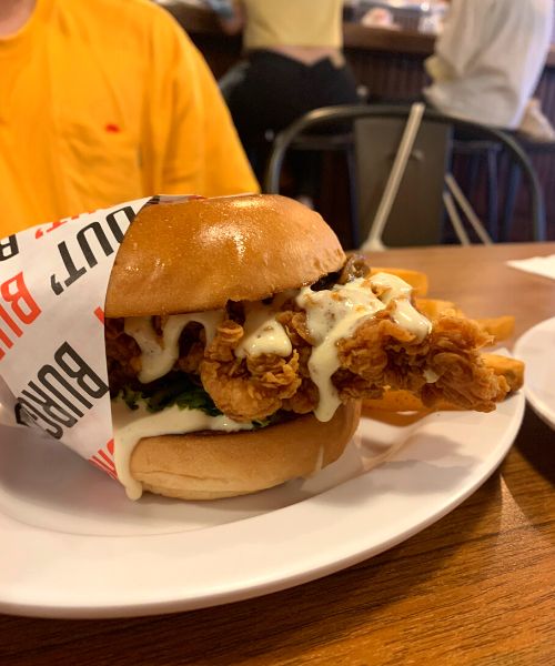 台北信義區美食推薦：Burger Out-蒜味美乃滋漢堡。（圖／酒妮背包攝）