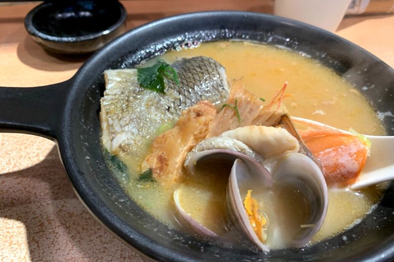 台北西湖站美食推薦：百魚鮮食屋海鮮味噌湯。（圖／酒妮背包攝）
