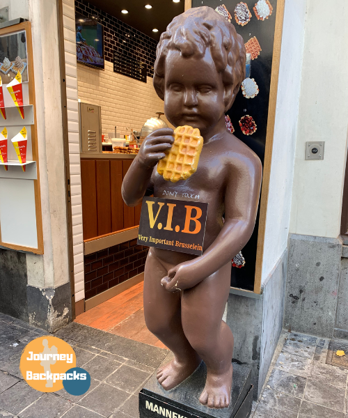 Le Funambule鬆餅店前的翻版尿尿小童，比尿尿小童本尊大上許多。（圖／酒妮背包攝）