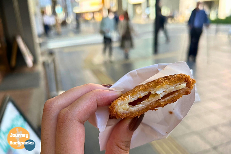 日本神戶美食推薦：森谷商店可樂餅-雞肉起司排（圖／酒妮背包攝）