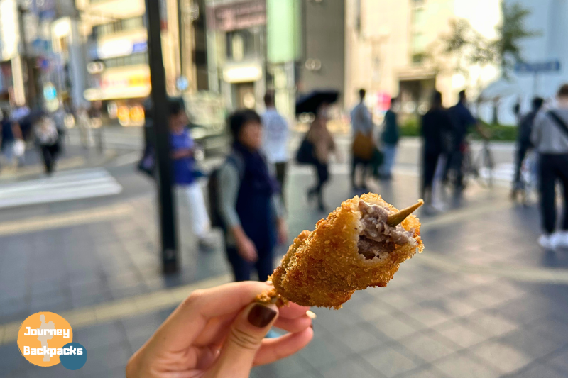 日本神戶美食推薦：森谷商店可樂餅-神戶牛肉洋蔥串（圖／酒妮背包攝）