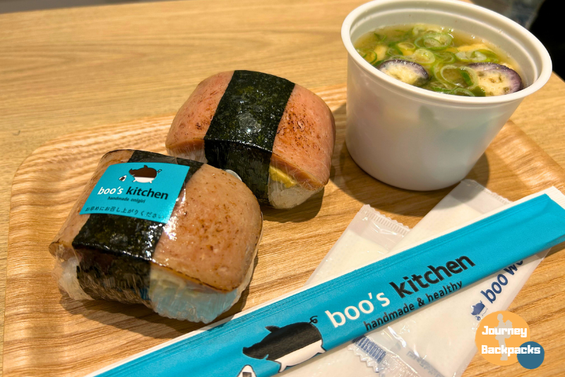 大阪梅田日式早餐推薦：boo’s kitchen美味的漢堡肉飯糰，和熱呼呼的味噌湯。（圖／酒妮背包攝）