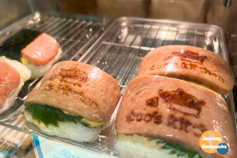 大阪梅田日式早餐推薦：boo’s kitchen不同口味的飯團記號都不太一樣，鮪魚味噌口味有小豬印章超可愛。（圖／酒妮背包攝）