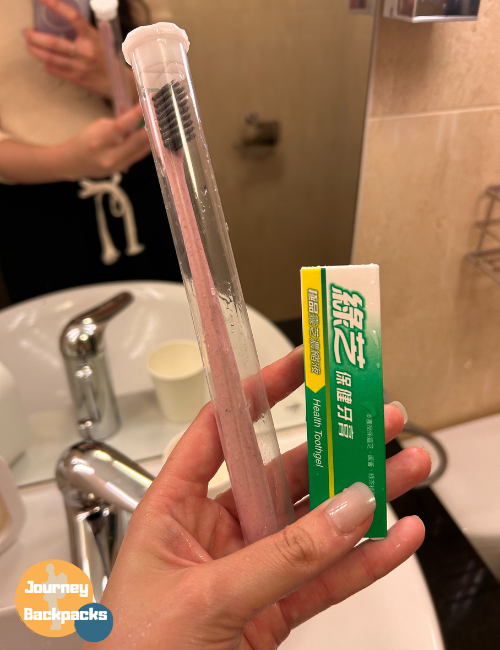 台北牙齒美白推薦：REs WHITENING淨白美齒-店家隨附牙刷牙膏。（圖／酒妮背包攝）