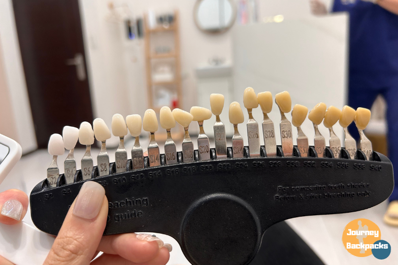 台北牙齒美白推薦：REs WHITENING淨白美齒-比色板看體驗前後的牙色。（圖／酒妮背包攝）