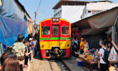 火車穿過菜市場的奇景，真的讓人太認知失調了（圖／酒妮背包攝）