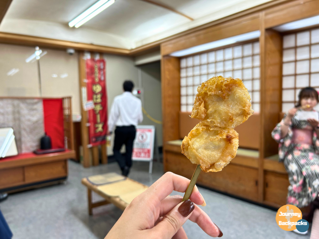 湯葉チーズ本舗-豆皮起司是本次京都小吃裡，酒妮心目中的NO1。（圖／酒妮背包攝）