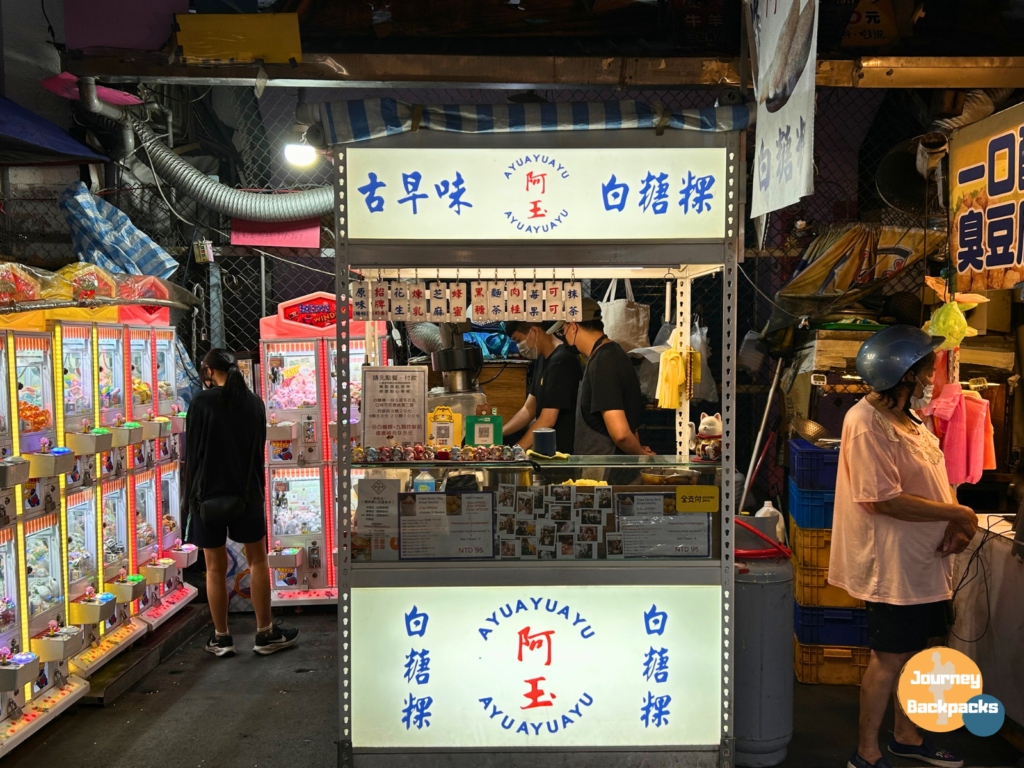 阿玉白糖粿位在湳雅夜市中段的位置。（圖／酒妮背包攝）
