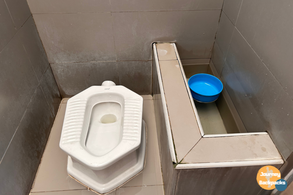 泰國傳統廁所，是沒有自動沖水或沖水手把的，要自己撈水來沖，挺有意思的。（圖／酒妮背包攝）