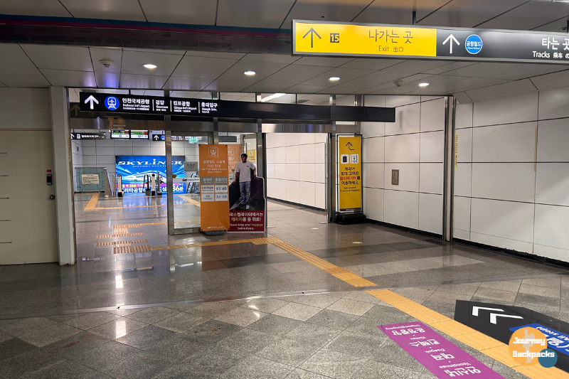 在首爾站一路跟著15號指標走
