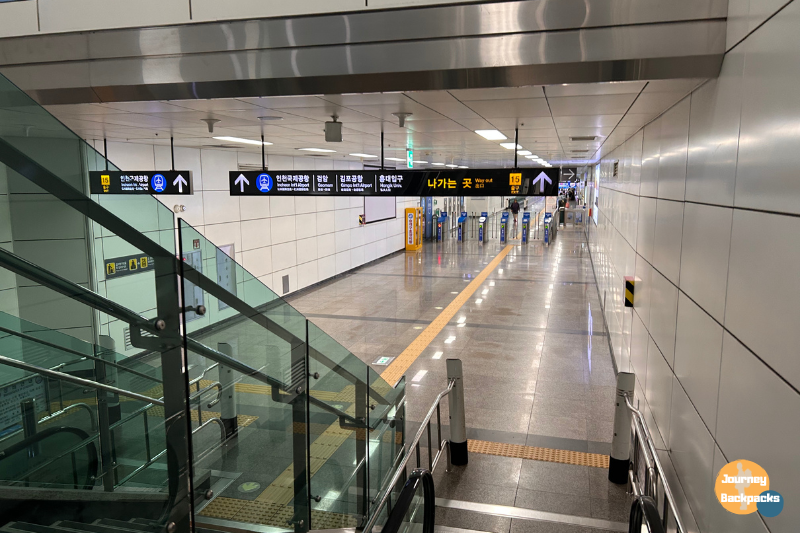 在首爾站一路跟著15號指標走