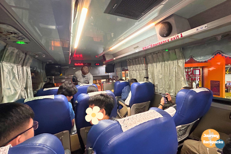 客運是三排座很舒服,有充電線(USB插頭),車上也有廁所可以用