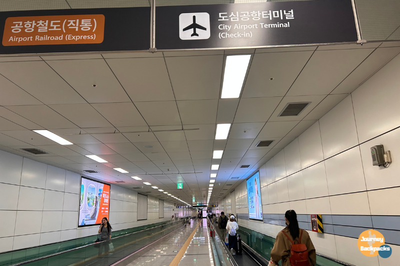 看不到15號出口後，開始看City Airport Terminal指標，一路找City Airport Terminal跟著走
