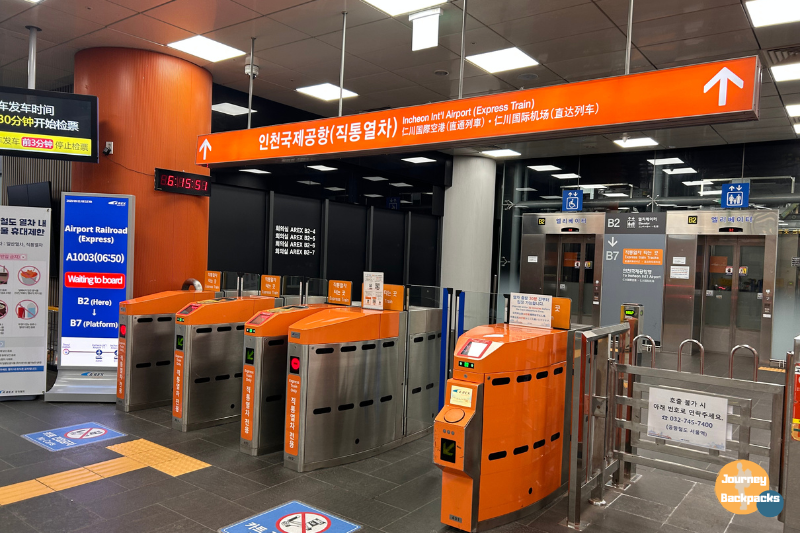 「immigration」的地方檢查護照後，前往搭AREX 機場快線，如果車子還要很久才來，建議先別下手扶梯，上面的座位區比較舒服。
