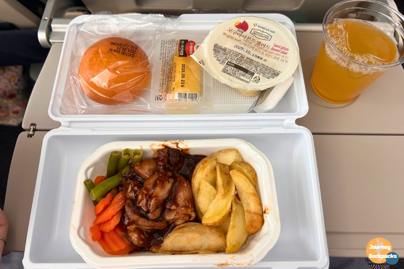 回程的餐點副餐稍微理想一點，是搭配地瓜杏仁沙拉，吃起來就是很綿密的地瓜泥