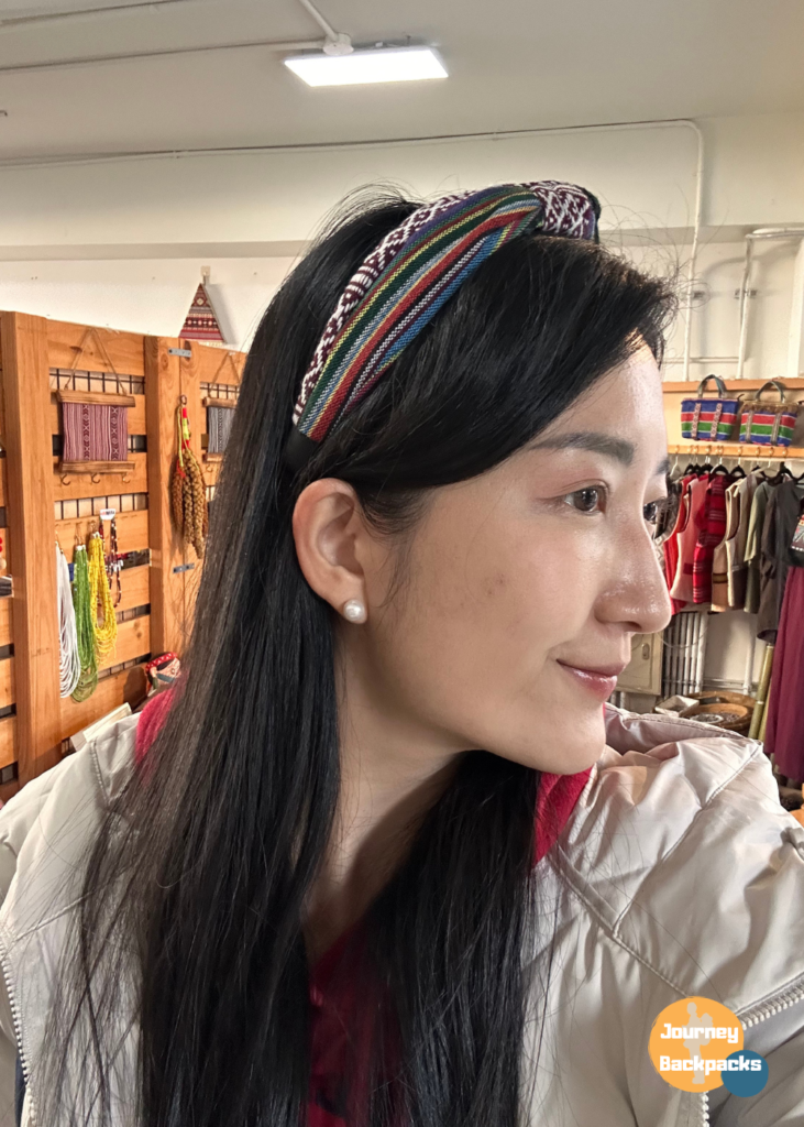 酒妮在「哇伊啦小舖」買了原住民手工做的圖騰髮箍