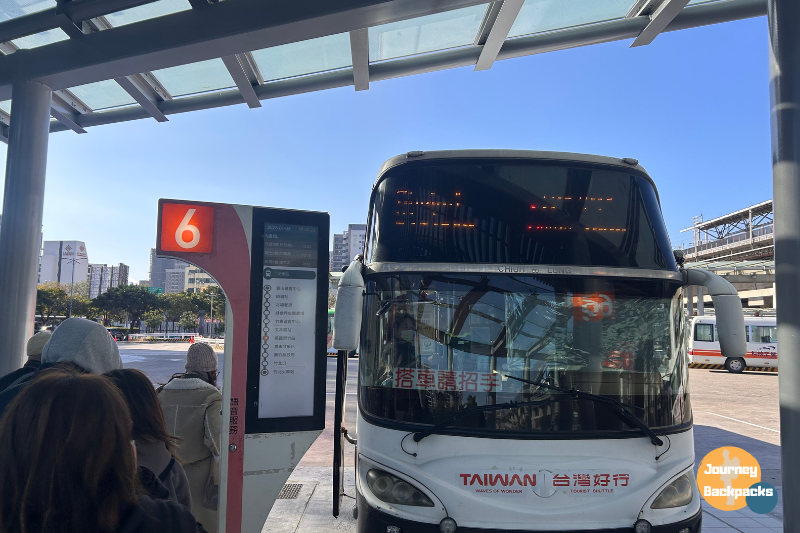 高鐵站出站後，前往4號出口6號月台候車。請大家準備好100塊，擔心司機車上沒錢找不開。