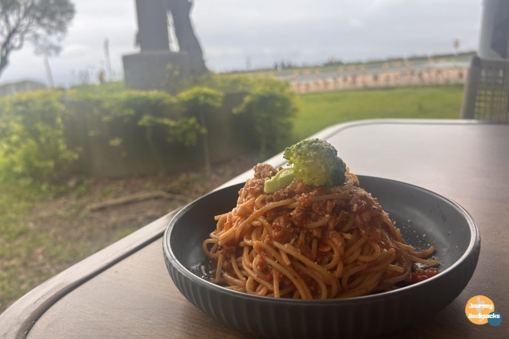 雲起咖啡除了有飲品、甜點，還有賣義大利麵，份量足夠，口味還算不錯。