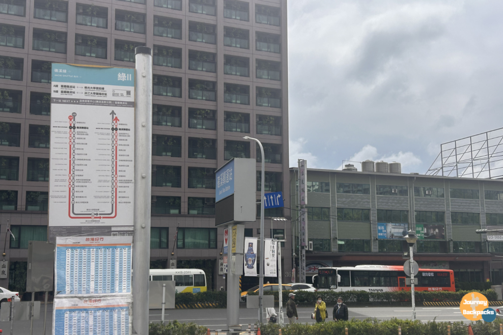 在礁溪轉運站往廁所方向走，一路抬頭看會看到綠11的方向指示牌，跟著走出去後右轉，就會看到綠11的站牌。