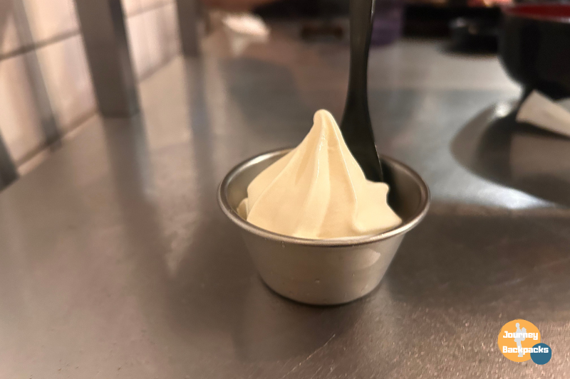 極味屋自烤漢堡排套餐會附小冰淇淋,滿濃郁的
